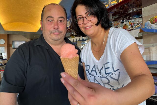 Lino Ciprian und Ana Maria Andrei stehen nebeneinander, Ana Maria Andrei hält ein Eis in die Kamera.