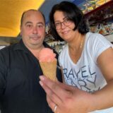 Lino Ciprian und Ana Maria Andrei stehen nebeneinander, Ana Maria Andrei hält ein Eis in die Kamera.