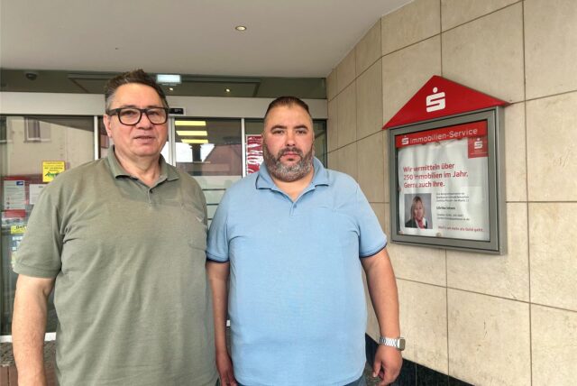 Armin Fiolka und Adil Tamouh vor dem Eingang der Sparkasse an der Lange Straße. In wenigen Tagen ist hier Schluss.