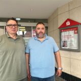 Armin Fiolka und Adil Tamouh vor dem Eingang der Sparkasse an der Lange Straße. In wenigen Tagen ist hier Schluss.