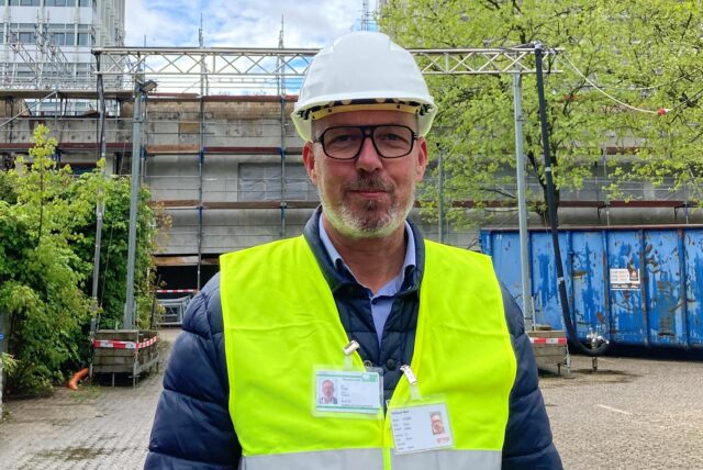Claas Frein, Leiter des Amts für Gebäudemanagement der Stadt Marl, vor der Rathaus-Baustelle.