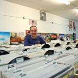 Ein Mann steht hinter Schallplatten.