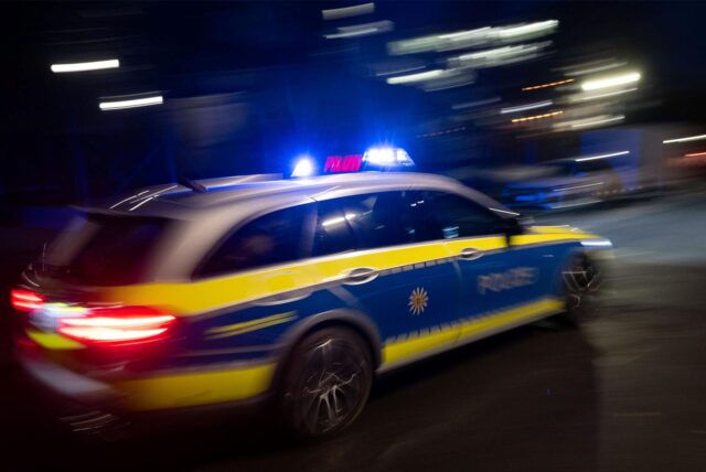 Polizeiauto in der Fahrt.
