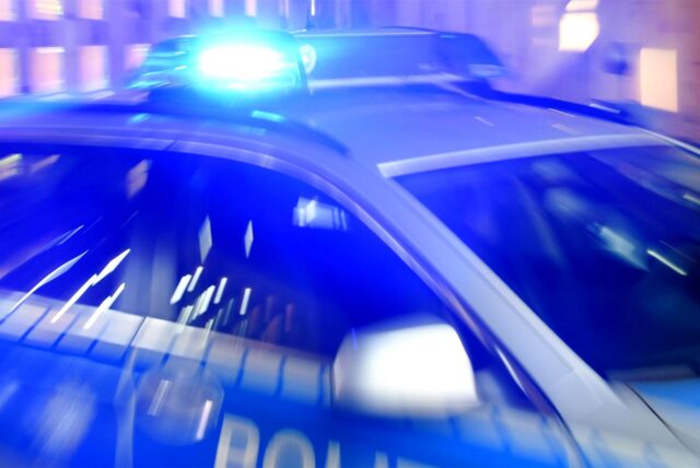 Ein Streifenwagen der Polizei steht mit eingeschaltetem Blaulicht auf der Straße. (Symbolbild).