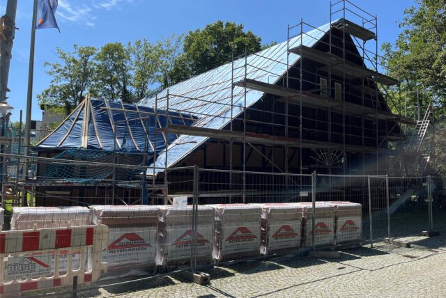 Der Dorfschultenhof ist eingerüstet.