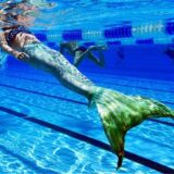 Eine Meerjungfrau schwimmt im Wasser