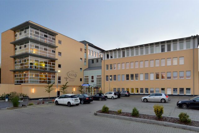 Krankenhaus-Gebäude von außen fotografiert.