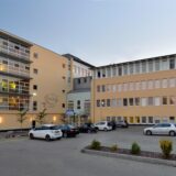 Krankenhaus-Gebäude von außen fotografiert.