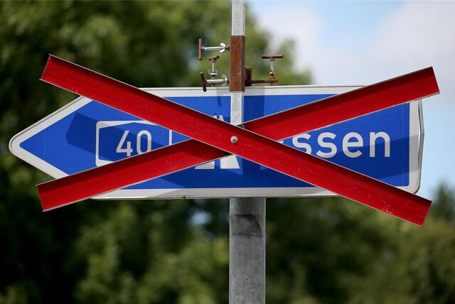 Ein Schild zur Auffahrt zur Autobahn A40 ist in Duisburg gesperrt.