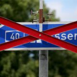 Ein Schild zur Auffahrt zur Autobahn A40 ist in Duisburg gesperrt.
