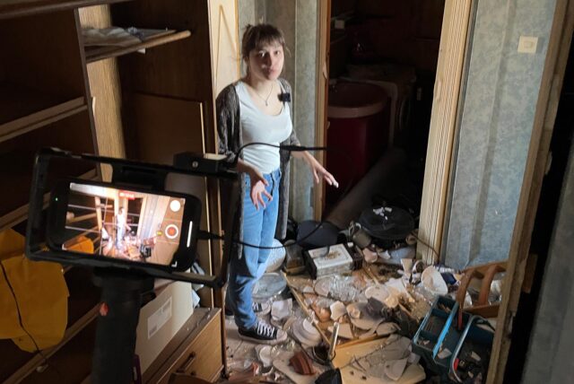 Reporterin Nora Varga steht mitten in einer verlassenen Wohnung über den Dächern der Castroper Altstadt.