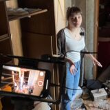 Reporterin Nora Varga steht mitten in einer verlassenen Wohnung über den Dächern der Castroper Altstadt.