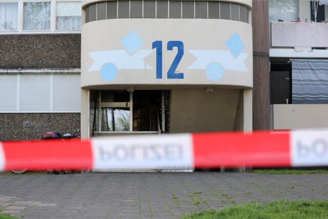 Flatterband der Polizei hängt vor einem Gebäude, in dessen Erdgeschoss es am Morgen zu einer Detonation kam.