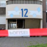 Flatterband der Polizei hängt vor einem Gebäude, in dessen Erdgeschoss es am Morgen zu einer Detonation kam.
