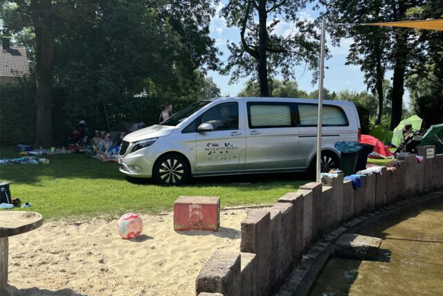Am Dienstagvormittag (30.7.) ist ein Mann im Freibad Froschloch gestorben. Entsprechend war ein Leichenwagen vor Ort – der Freibad-Betrieb ging aber sonst normal weiter
