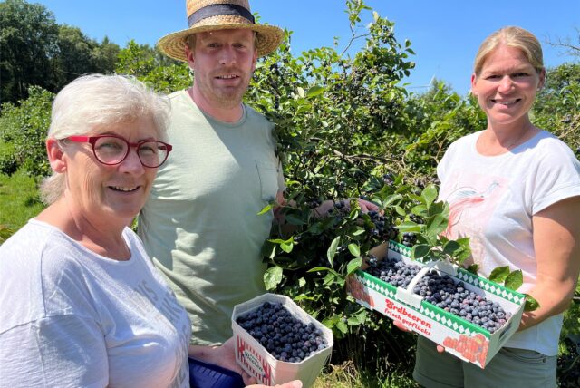 Maria, Michael und Johanna May freuen sich über eine reiche Ernte in der Lippramsdorfer Plantage.