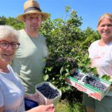Maria, Michael und Johanna May freuen sich über eine reiche Ernte in der Lippramsdorfer Plantage.