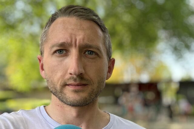 Philipp Pohl steht am Dortmunder Freibad Froschloch.
