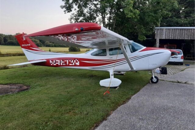 Mit diesem Kleinflugzeug sollen vier Migranten über die Grenze auf einen Flugplatz in Niederbayern gebracht worden sein.