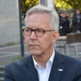 Eine Collage: Links hält eine Hand ein Messer, rechts ist der Dortmunder Polizeipräsident Gregor Lange zu sehen.