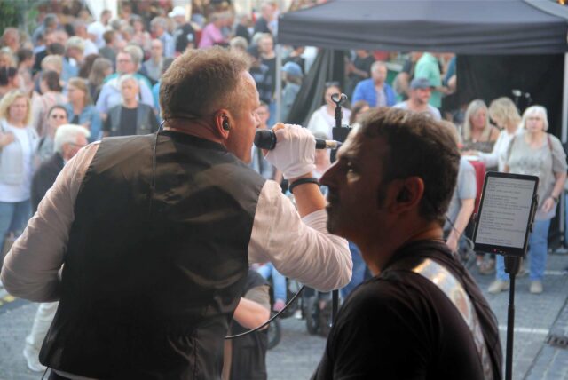 live@five ist seit Jahren auf den Bühnen der Region unterwegs. Dieses Bild zeigt die Coverband bei Castrop kocht über 2019 auf dem Marktplatz in der Castroper Altsdtadt.