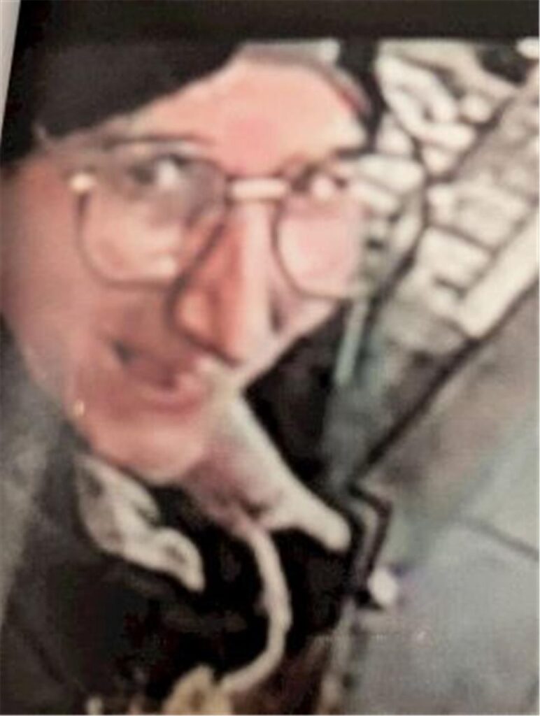 Das Fahndungsfoto der Polizei zeigt eine unbekannte Person mit Brille und Kopftuch. Das Fahndungsfoto der Polizei zeigt eine unbekannte Person mit Brille und Kopftuch.
