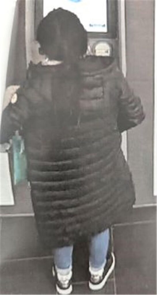 Das Fahndungsfoto der Polzei zeigt eine unbekannte Person von hinten. Das Fahndungsfoto der Polzei zeigt eine unbekannte Person von hinten.