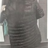 Die verdächtige Frau von hinten