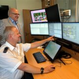 Jede Menge Technik: Kreisleitstellen-Leiter Sven Wehrhagen (u.) und Martin Böhme, Fachdienstleiter Bevölkerungsschutz, präsentieren einen Arbeitsplatz an der Leitstelle.