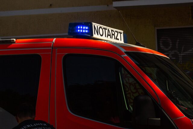 Notarztwagen im Halbschatten.