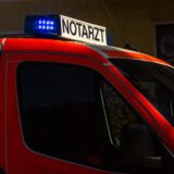 Notarztwagen im Halbschatten.