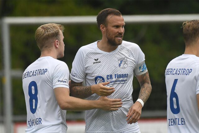 Kevin Großkreutz wird von einem Spieler abgeklatscht.