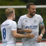 Kevin Großkreutz wird von einem Spieler abgeklatscht.