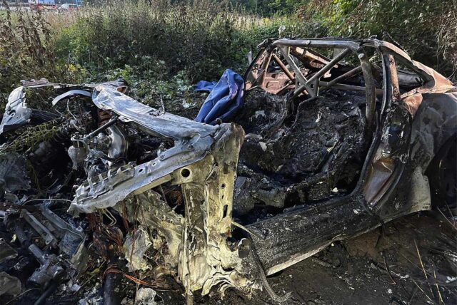 Das ausgebrannte Wrack des auf der A44 verunglückten Porsche