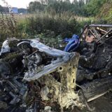 Das ausgebrannte Wrack des auf der A44 verunglückten Porsche