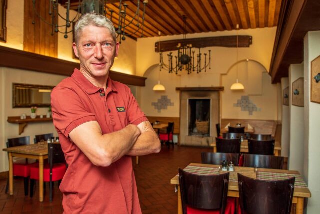 Frank Südfeld steht mit verschränkten Armen in seinem Restaurant in Herten-Scherlebeck.