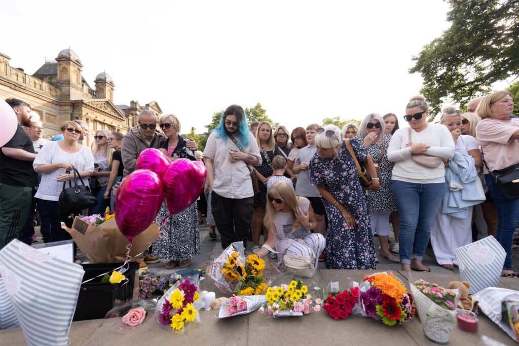 Viele Bürger nehmen an einer Mahnwache in der Nähe des Tatorts in der Hart Street in Southport teil Viele Bürger nehmen an einer Mahnwache in der Nähe des Tatorts in der Hart Street in Southport teil