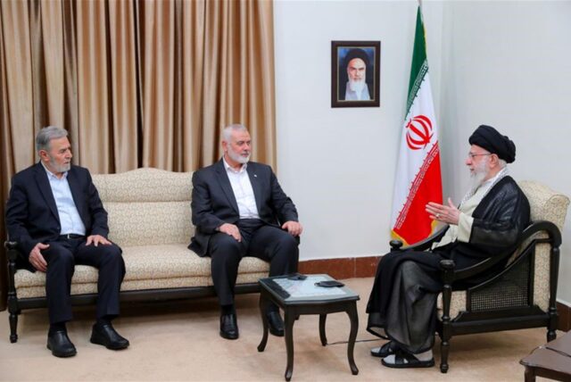 der Oberste Führer Ajatollah Ali Chamenei (r) sitzt mit Ismail Hanija (M), Führer der Hamas, und dem Anführer der palästinensischen Gruppe Islamischer Dschihad, Ziyad an-Nachala, bei einem Treffen.
