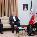 der Oberste Führer Ajatollah Ali Chamenei (r) sitzt mit Ismail Hanija (M), Führer der Hamas, und dem Anführer der palästinensischen Gruppe Islamischer Dschihad, Ziyad an-Nachala, bei einem Treffen.