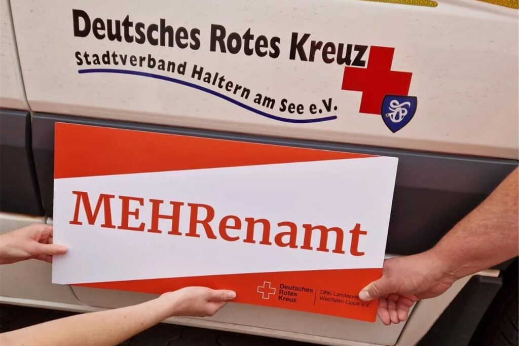 Hände halten ein Schild. Hände halten ein Schild.