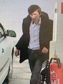 Ein schick gekleideter Mann tankte einen silbernen VW Polo. Ein schick gekleideter Mann tankte einen silbernen VW Polo.