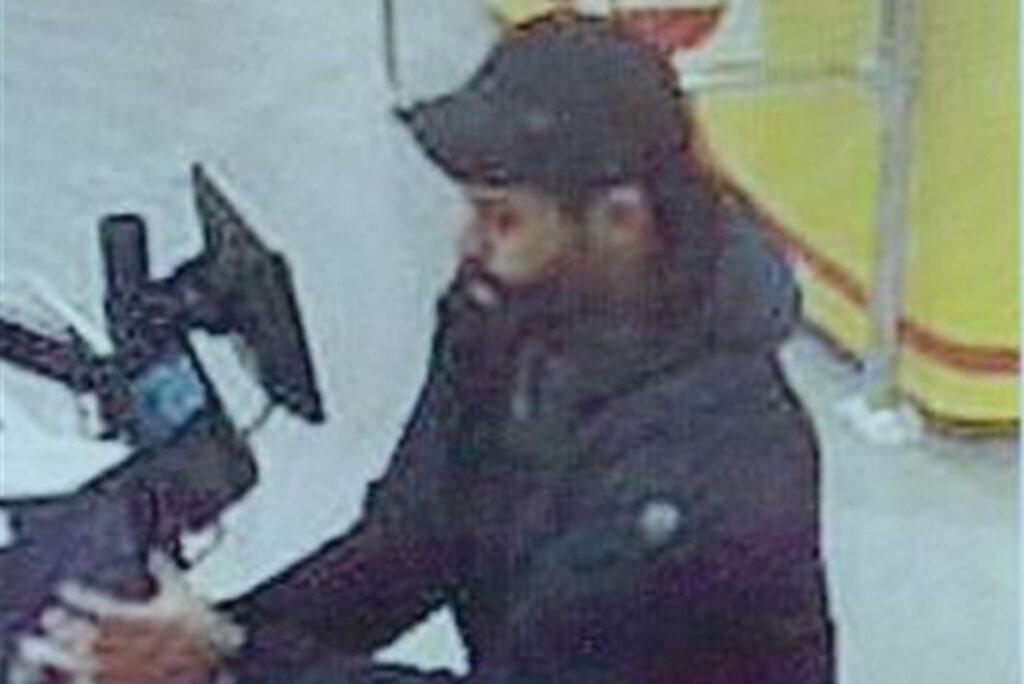 Ein Mann mit Kappe, dunklem Bart und dunkler Kleidung Ein Mann mit Kappe, dunklem Bart und dunkler Kleidung