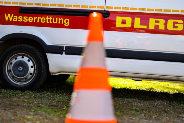 Ein Rettungswagen ist mit eingeschaltetem Blauchlicht im Einsatz.