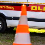 Ein Rettungswagen ist mit eingeschaltetem Blauchlicht im Einsatz.