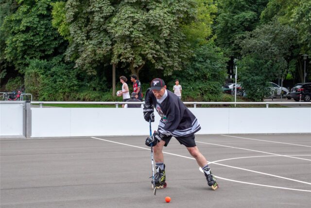 Hockeyspieler fährt über Rollbahn