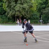 Hockeyspieler fährt über Rollbahn