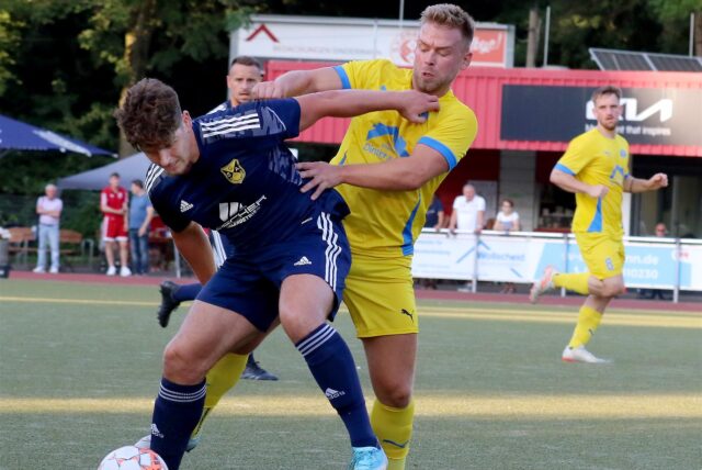 Dietrich Liskunov (r.) gelang für die Spvg Schwerin beim Kronen-Green-IT-Cup gegen Alemannia Scharnhorst ein Hammer-Tor.