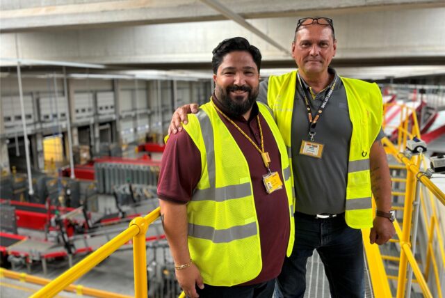 Deutschland-Chef von DHL Express, Mustafa Tonguç und der Dortmunder Standortleiter Thorsten Boele.