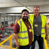Deutschland-Chef von DHL Express, Mustafa Tonguç und der Dortmunder Standortleiter Thorsten Boele.