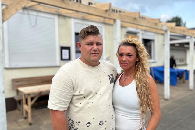 Timur Ratzer und Dimitra Georgiou vor dem „Hades Grill“ in Ickern.